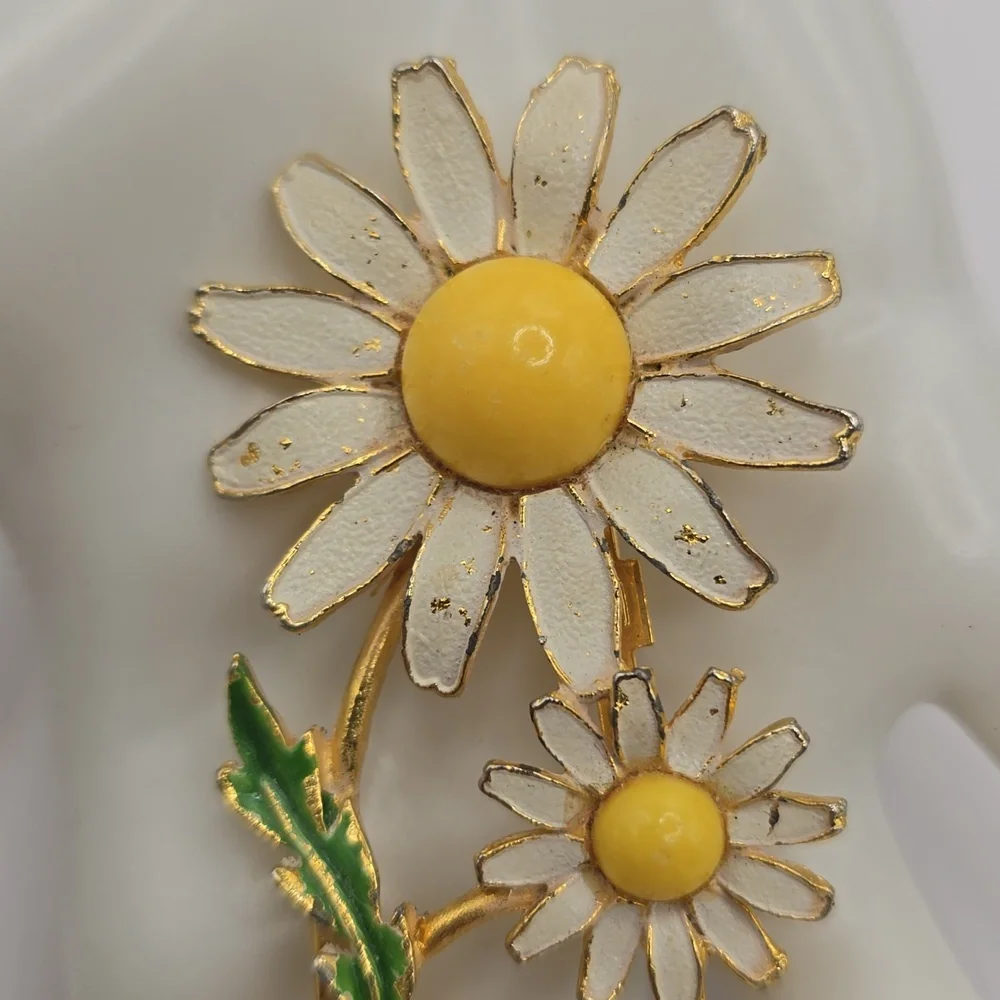 Vintage Weiss Double Daisy Enamel Brooch